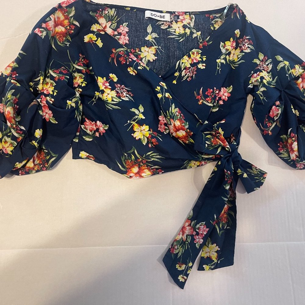DO + BE women's summer puffed sleeve v neck wrap size Medium blue with flowers